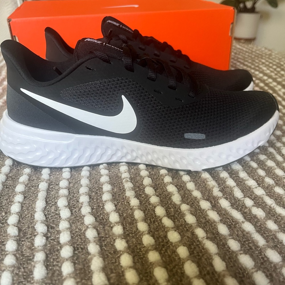 Nike Revolution 5 Women’s Nike Size 8.5